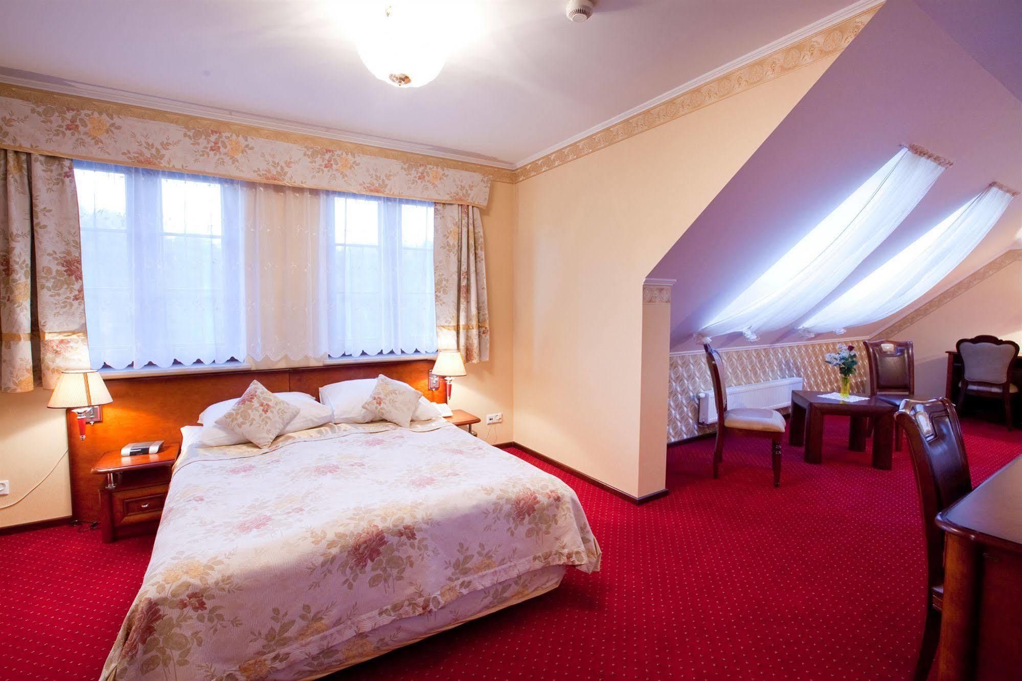 Hotel - Dworek Tryumf Ksiezyno Luaran gambar